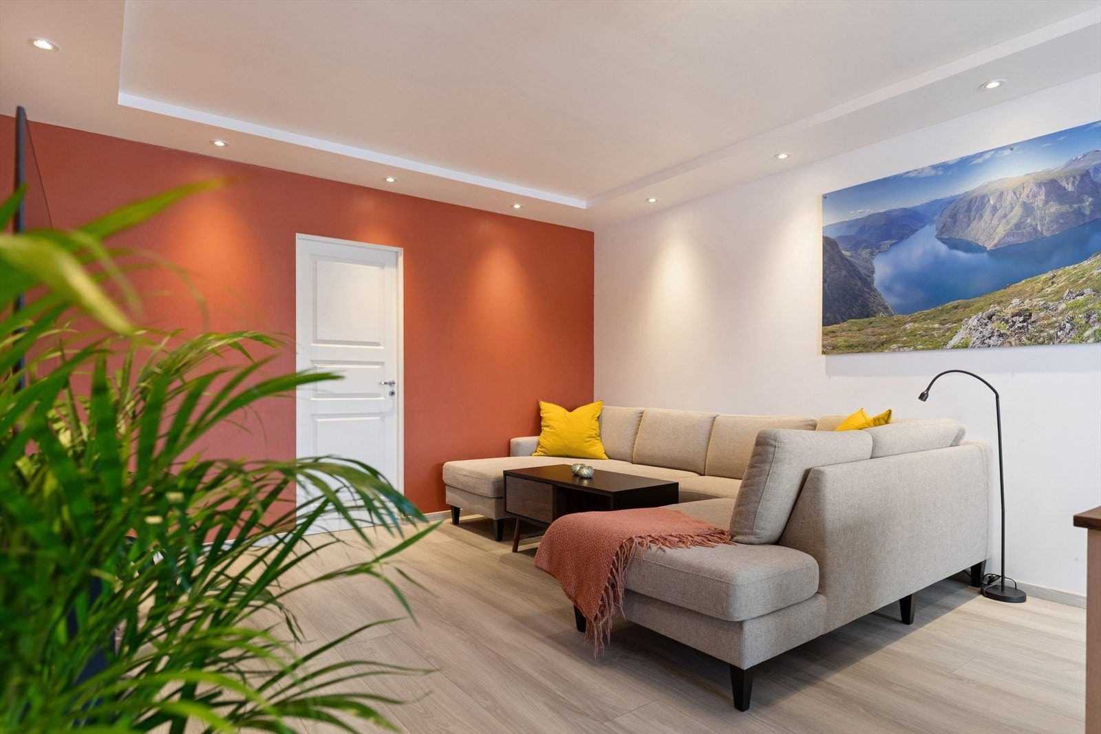 Det er slette malte vegger og lyse laminatgulv. Galleribilde