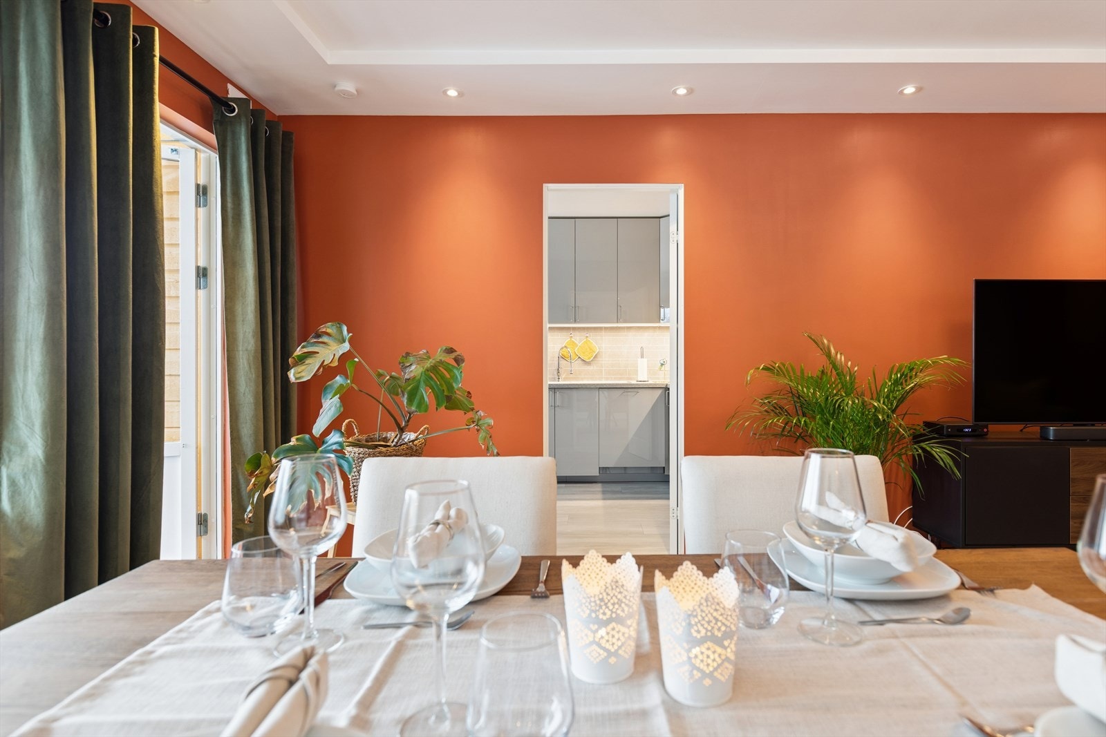 Det er ny varmepumpe i stuen, som er montert under stuevinduet. Galleribilde