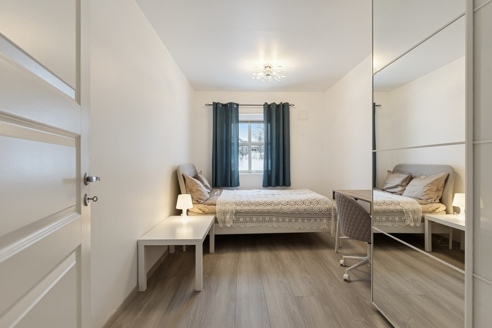 Soverom 2 har også skyvedørsgarderobe Galleribilde