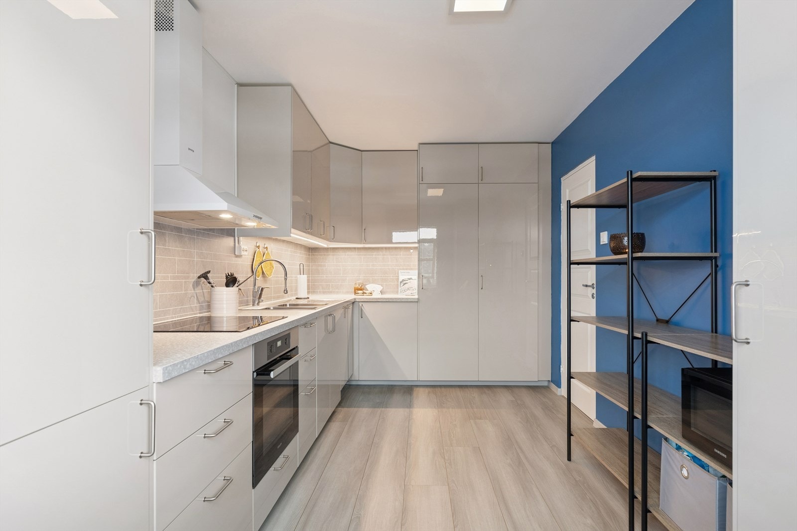 Det er integrert platetopp, stekeovn, oppvaskmaskin og kjøle/fryseskap. Galleribilde