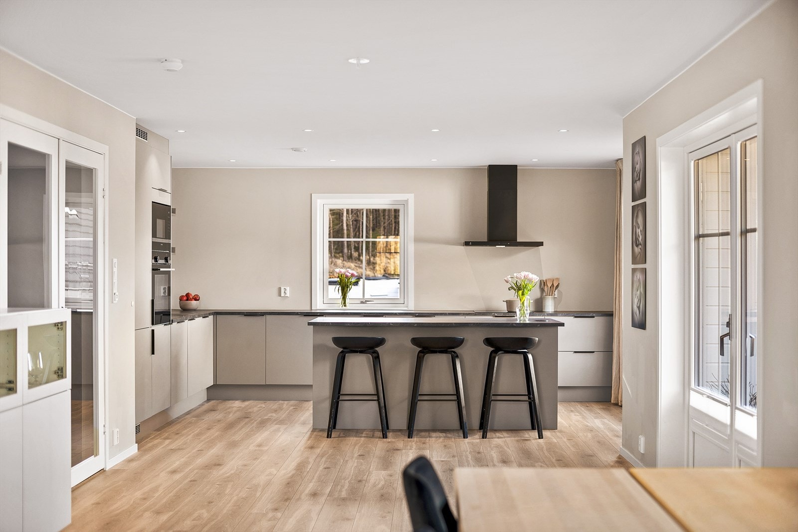 Sigdal kjøkkeninnredning med slette fronter. Galleribilde