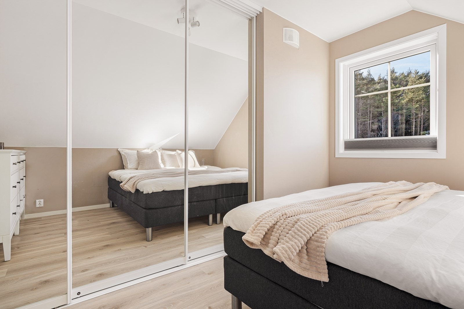 Soverommene er på 9,8m², 9,8m² og 8,1m². Galleribilde