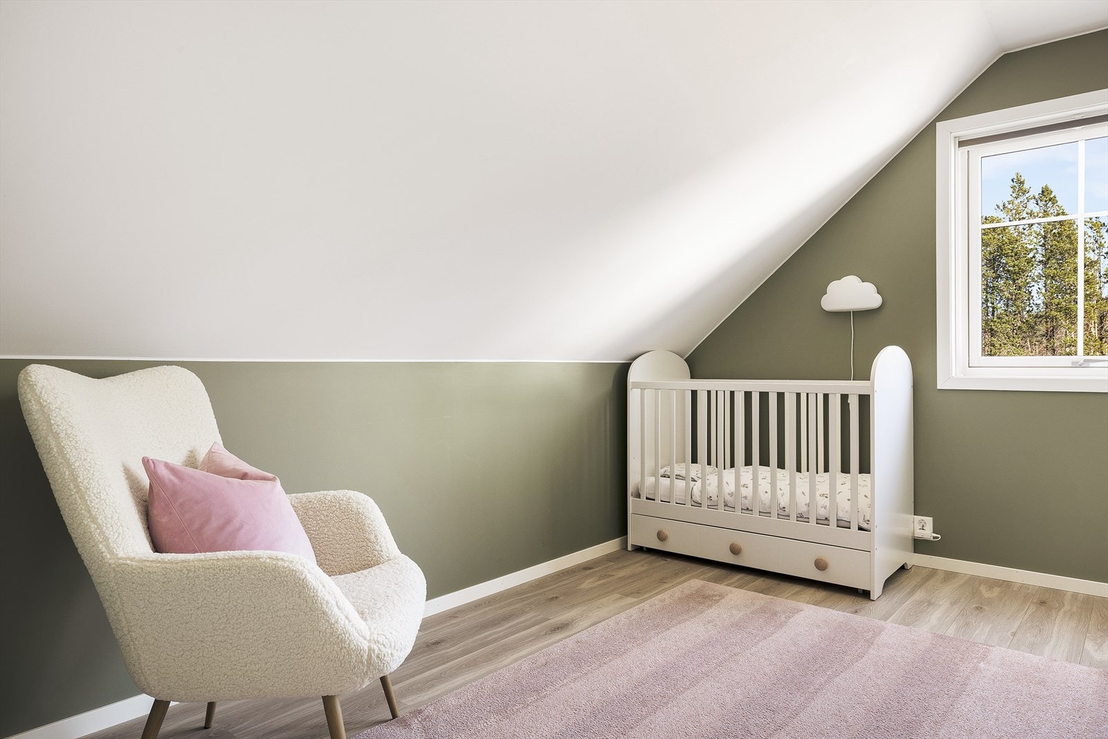 Plass til seng, garderobeskap og/eller annet soveroms møblement. Galleribilde