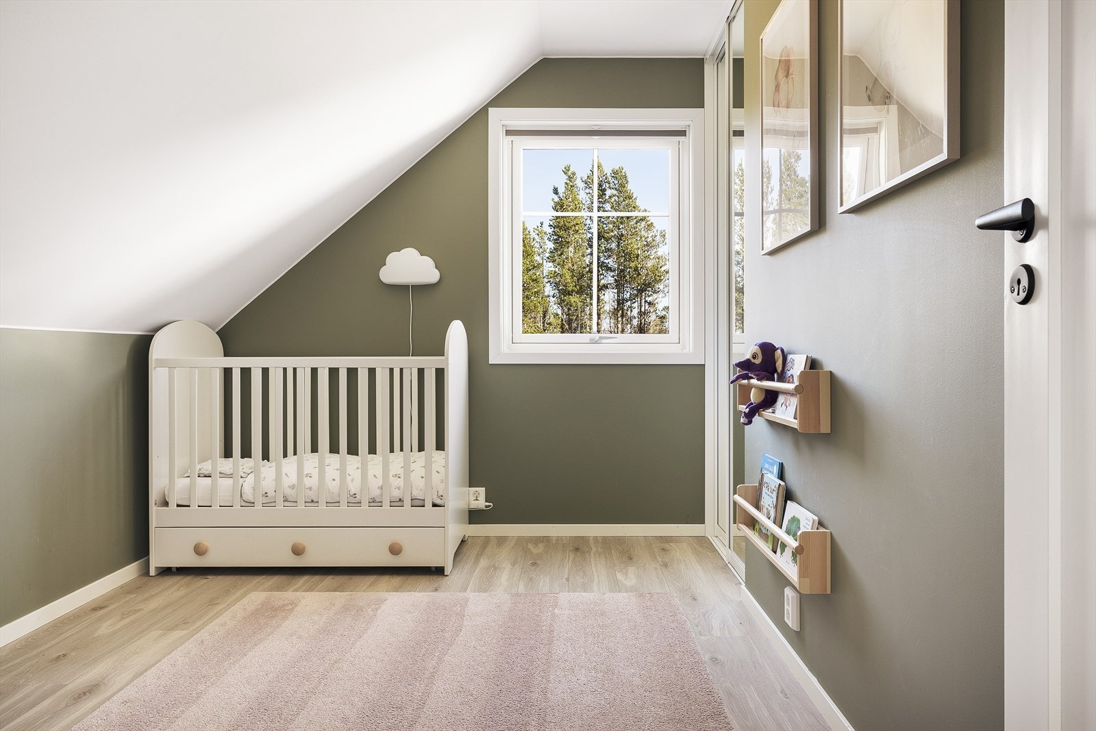 Soverom har alle laminat på gulv, malt platekledning på vegger og i himling. Galleribilde