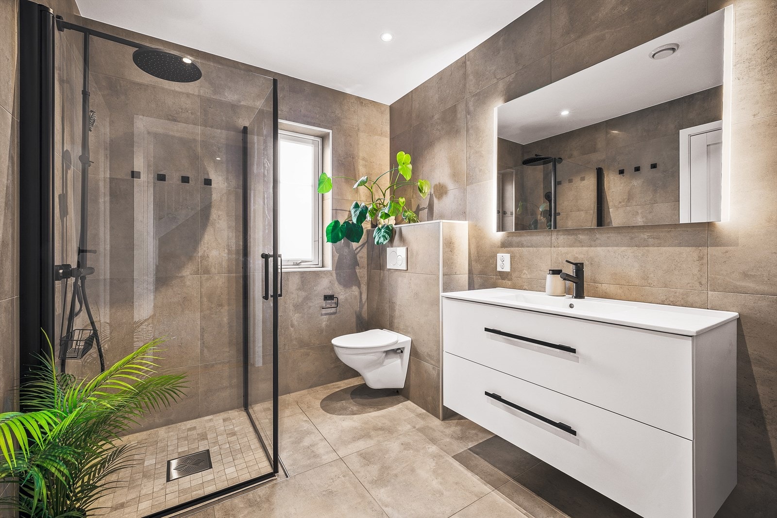 Badet i 1. etasje er på 5,2m² med innfelte spotlights. Galleribilde