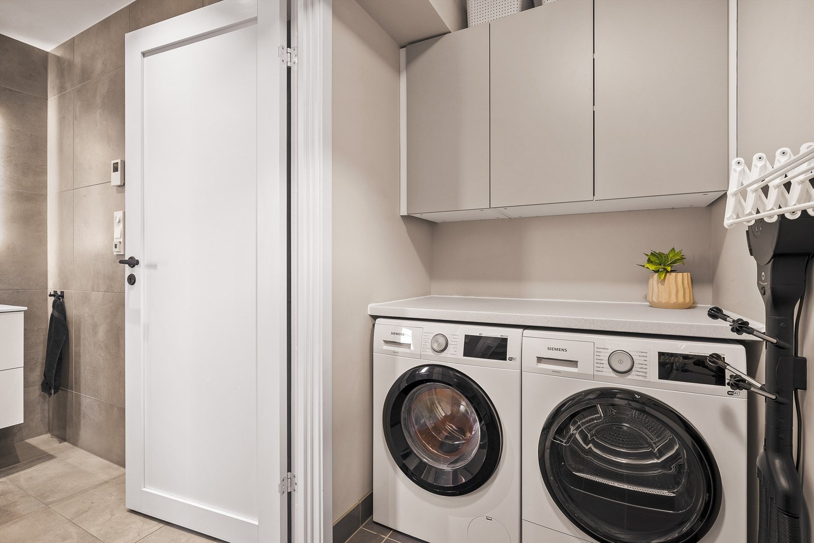 Vaskerommet inneholder: Innredning/skap, benkeplate
og opplegg for vaskemaskin. Galleribilde