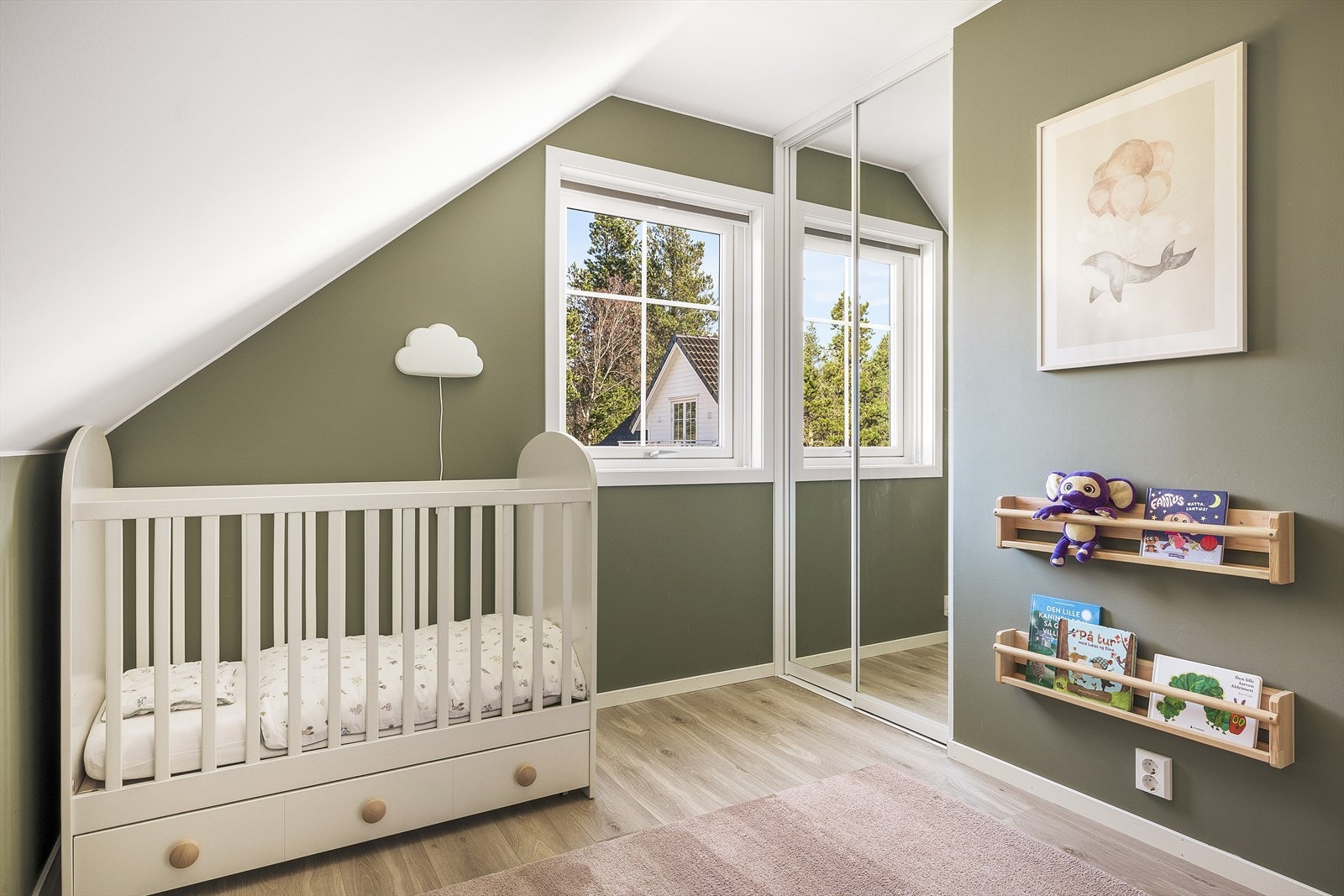 God plass til oppbevaring av tøy i skyvedørsgarderobe. Galleribilde