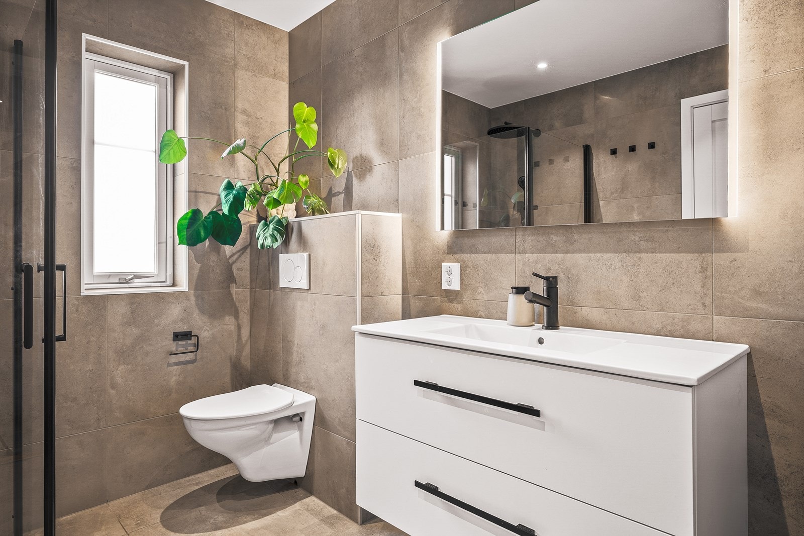 Keramiske fliser på gulv/vegger
og malt platekledning i himling. Galleribilde