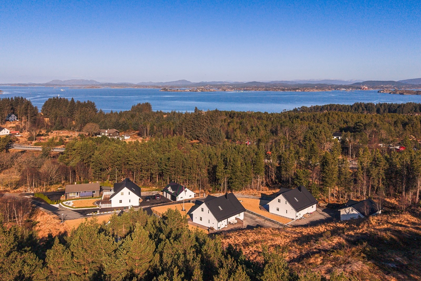 Landlig beliggenhet i et etablert område på Ågotnes. Galleribilde