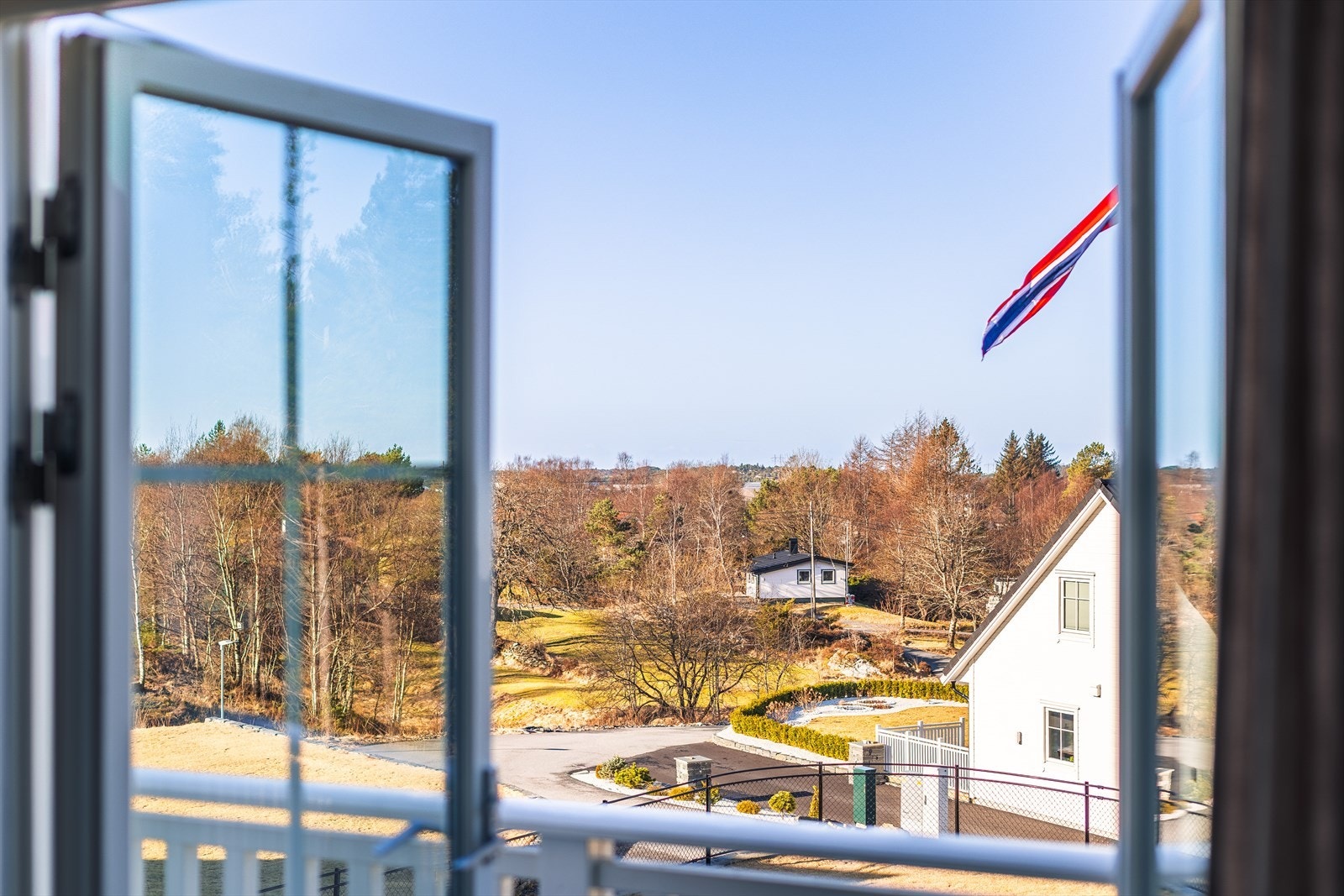 Altanen er nordvendt med utsikt over nærområdet. Galleribilde