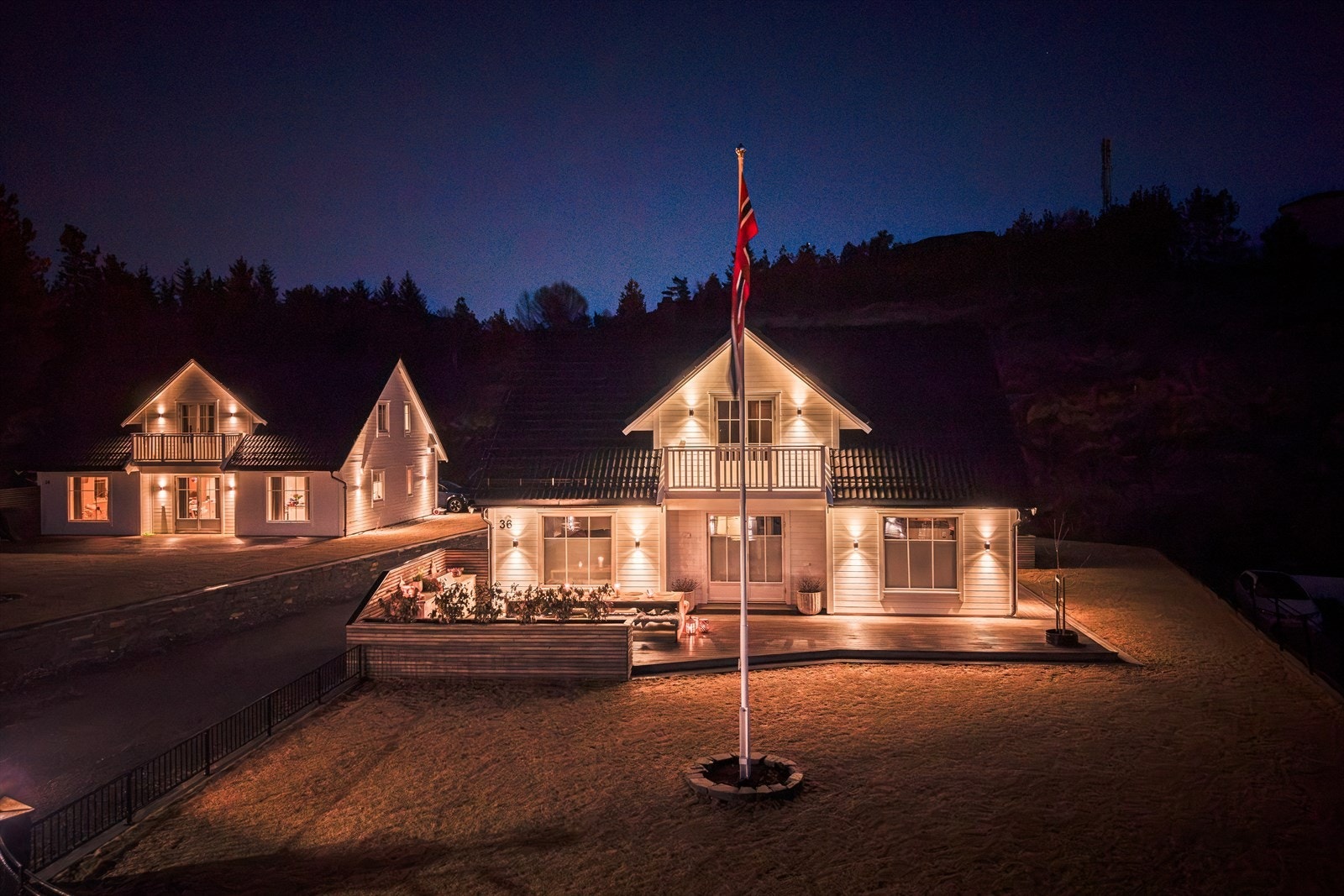 Her er en nordvendt altan på 3,8m² med utgang til loftstue og en nordvendt terrasse på hele 104m² med utgang fra entrè/gang og stue/kjøkken. Galleribilde