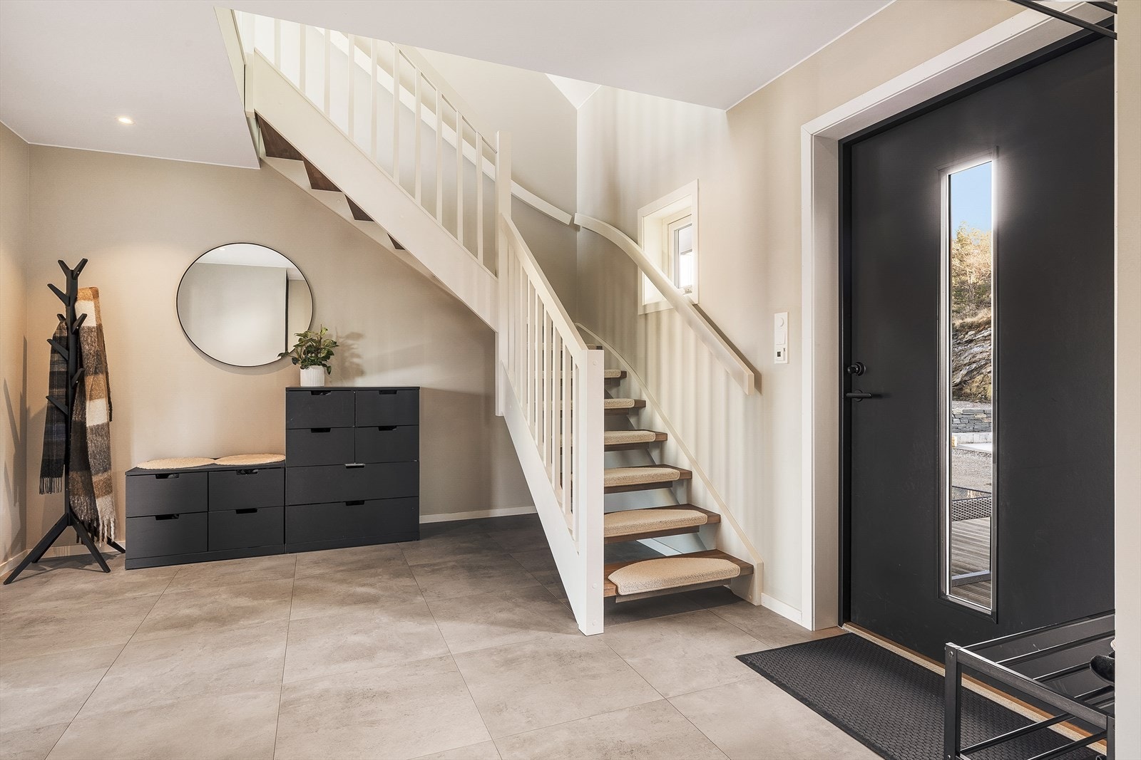 Keramiske fliser på gulv,
malt platekledning på vegger og i himling.
Innfelte spotlights i himling. Galleribilde