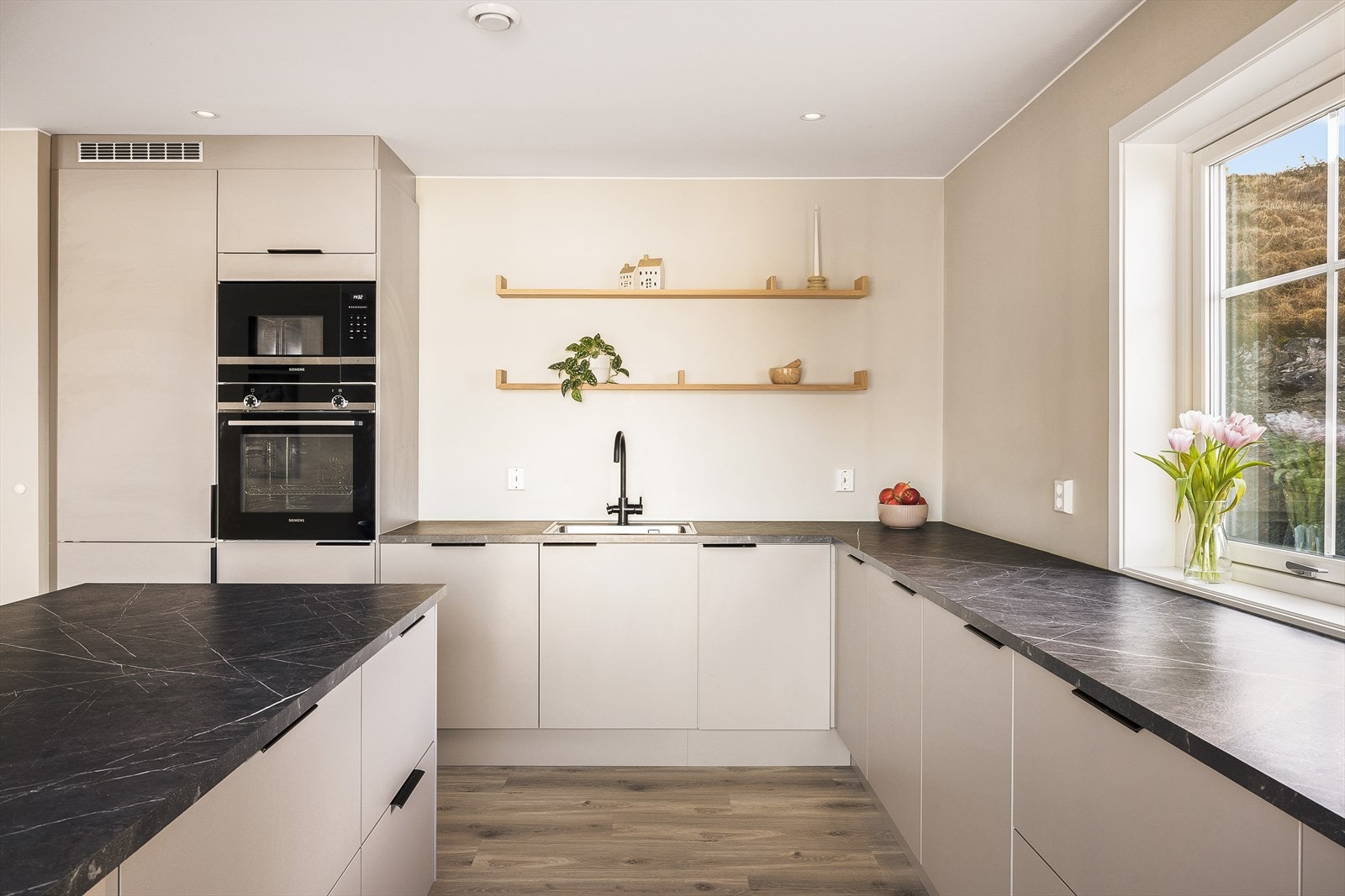 Flere store vindusflater sikrer et godt og naturlig lysinnfall til rommet. Galleribilde