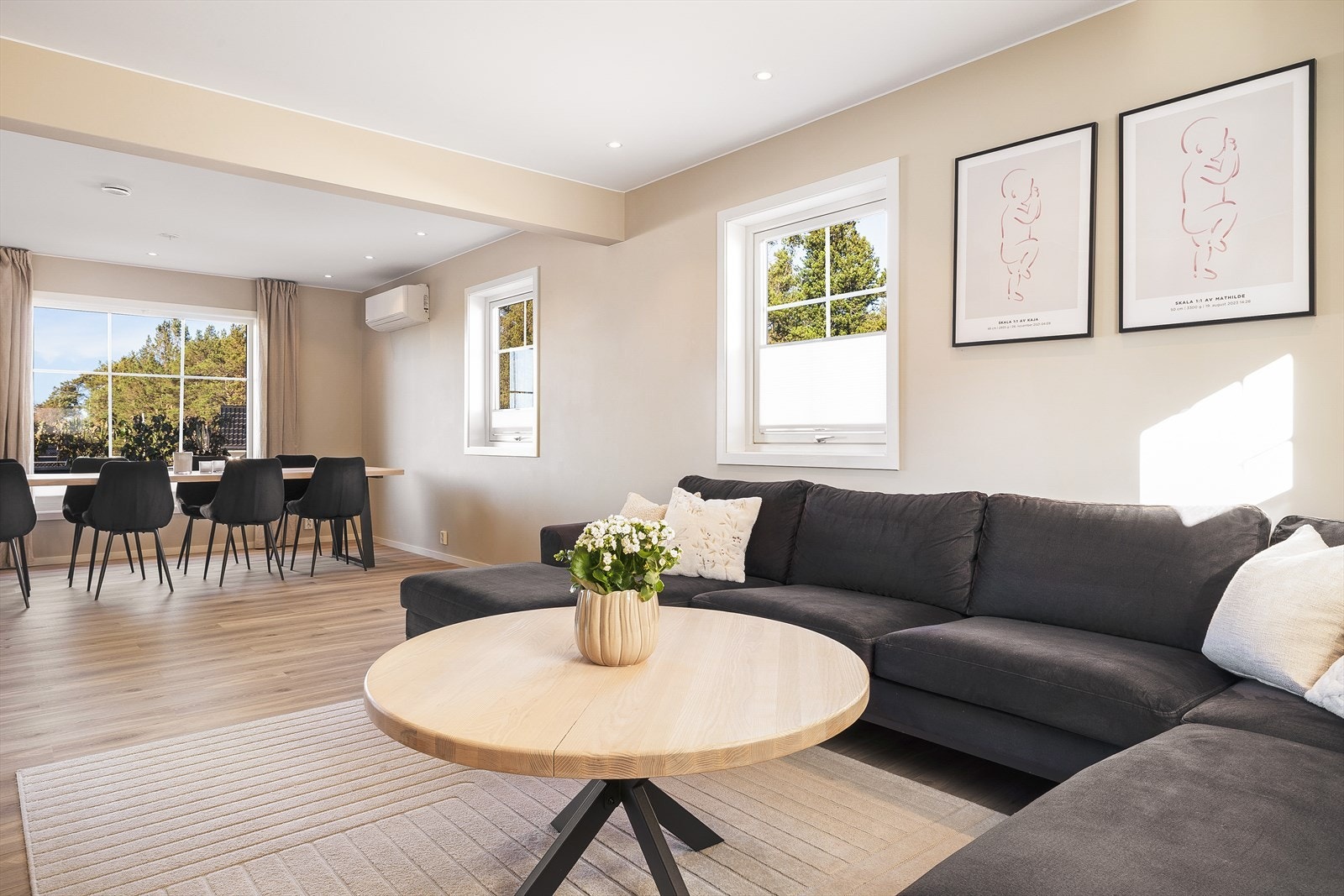 Gulvvarme i alle rom i nede etasje og på badet oppe. Galleribilde