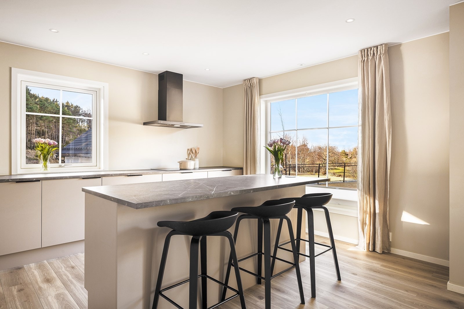 Malt platekledning i himling med innfelte spotlights. Galleribilde