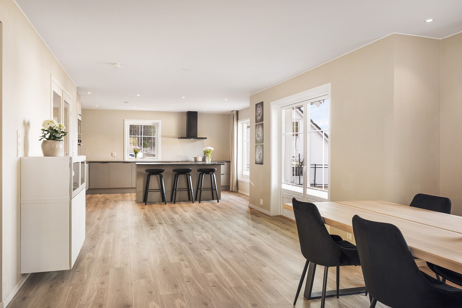 Stue/kjøkken er nymalt i 2026 av maler. Galleribilde