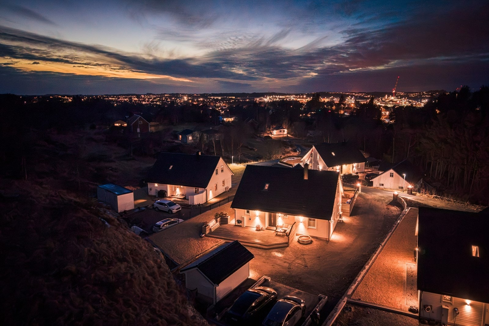 Dette er en flott enebolig over to plan med en tilhørende utvendig bod på 13m². Galleribilde