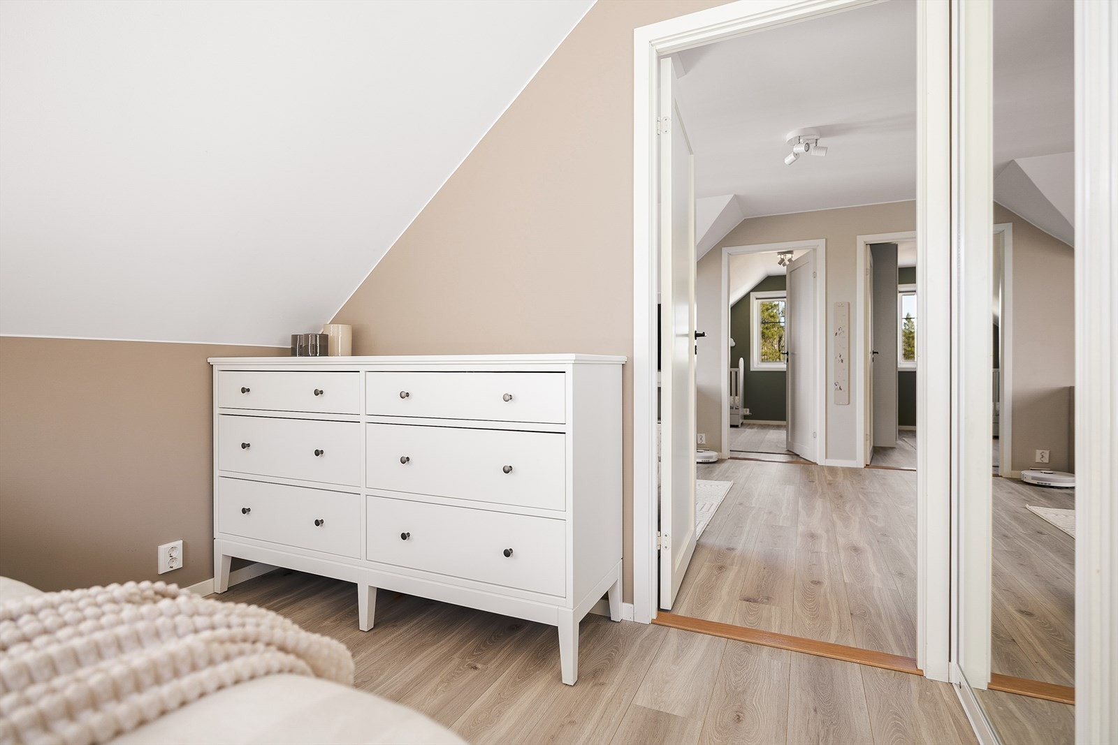 Alle soverommene er malt i duse fargetoner. Galleribilde