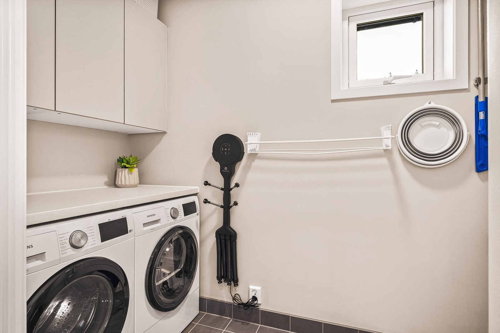 Vaskerommet er på 4,2m² med keramiske fliser på gulv og malt platekledning på vegger. Sikringskap er plassert på vaskerom. Galleribilde