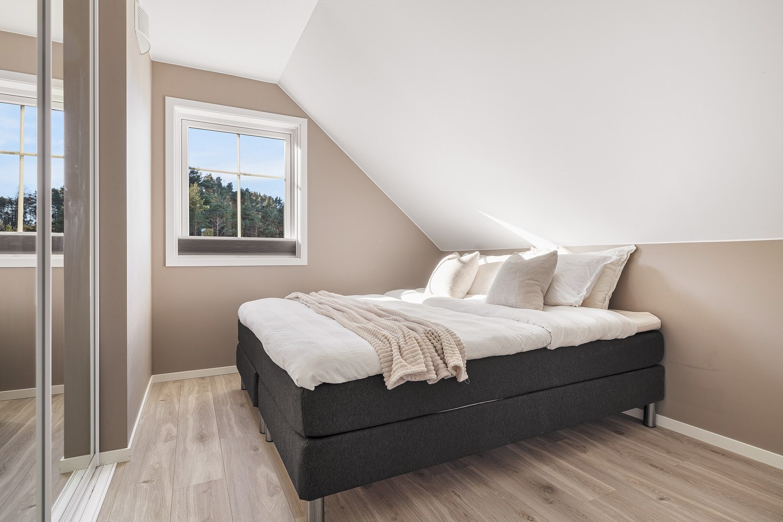 Alle boligens 3 soverom ligger i 2. etasje. Galleribilde