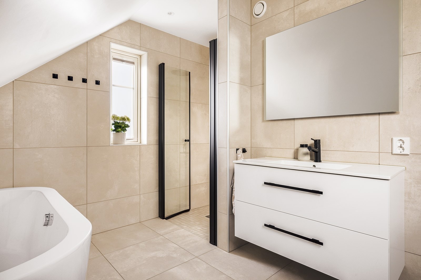 Her er keramiske fliser på gulv/vegger. Malt platekledning i himling med innfelte spotlights. Galleribilde