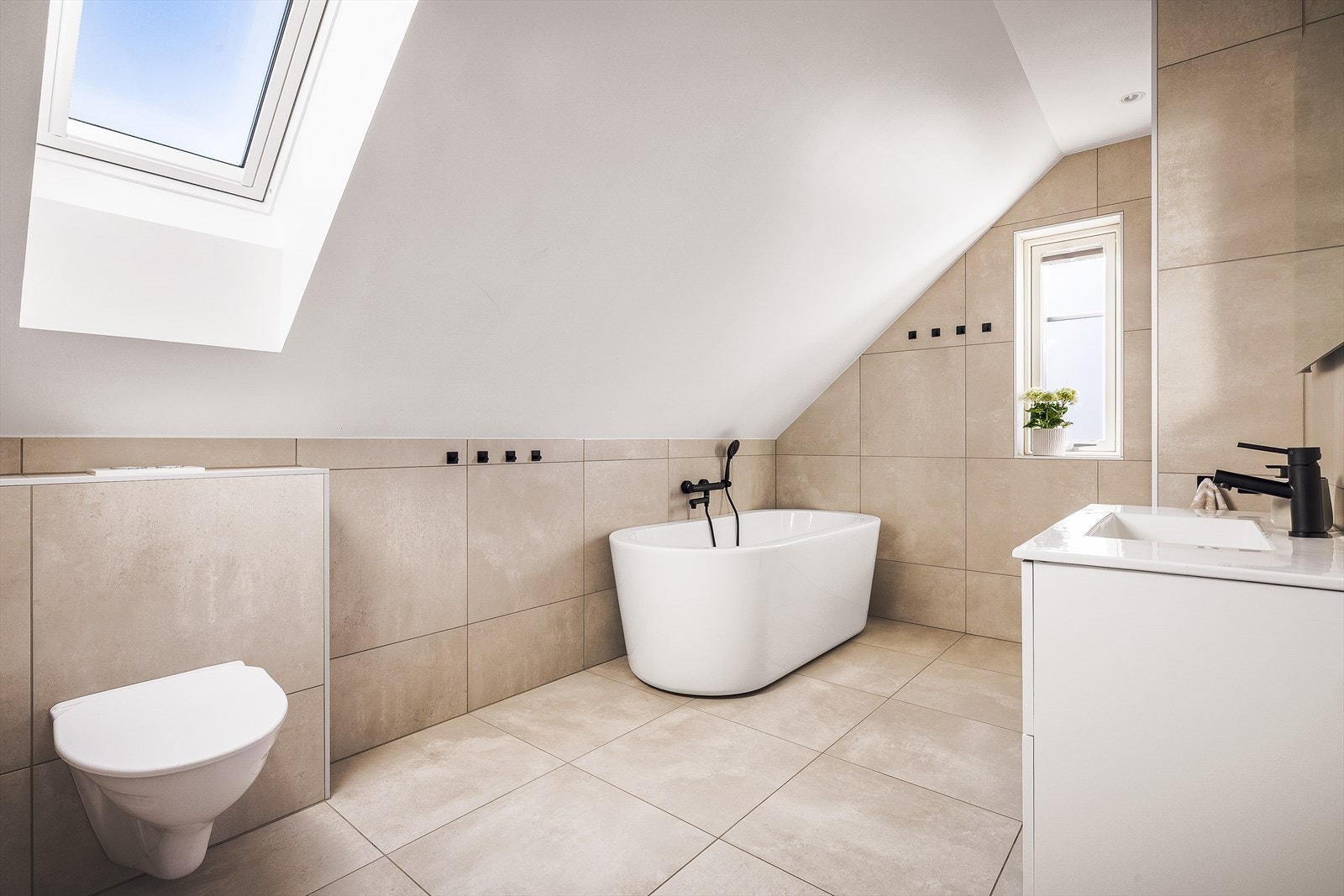 Boligens største bad ligger i 2. etasje. Dette badet måler 7,9m². Galleribilde