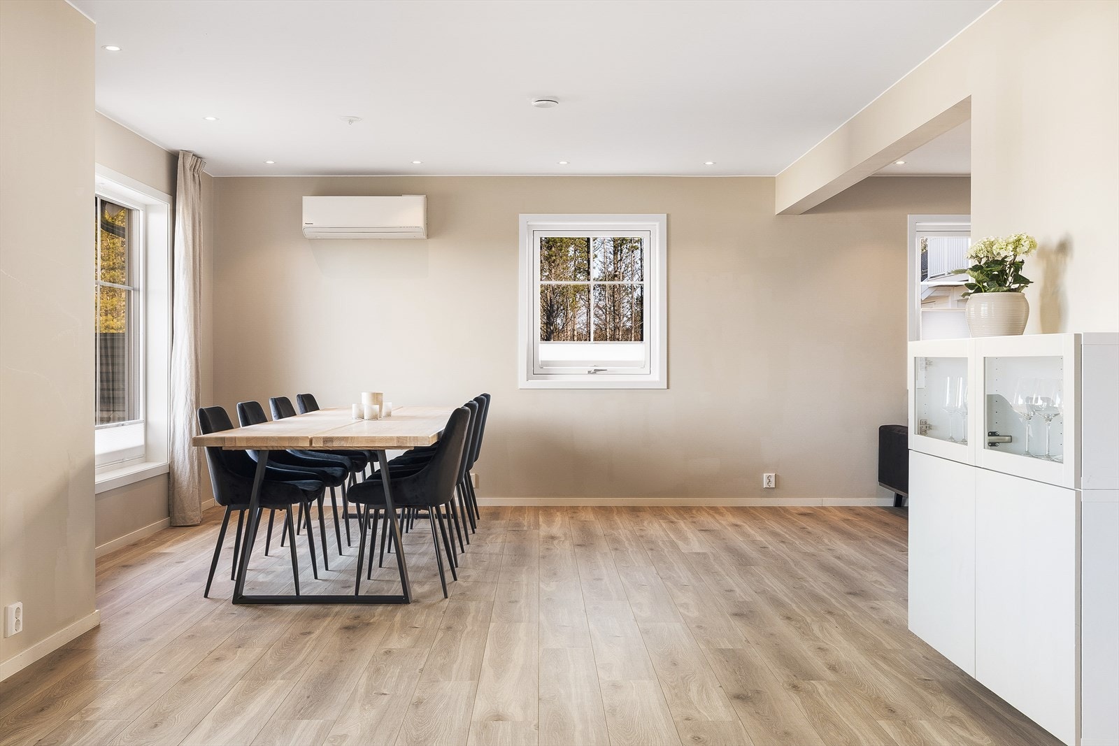 Laminat på gulv,
malt platekledning på vegger. Galleribilde