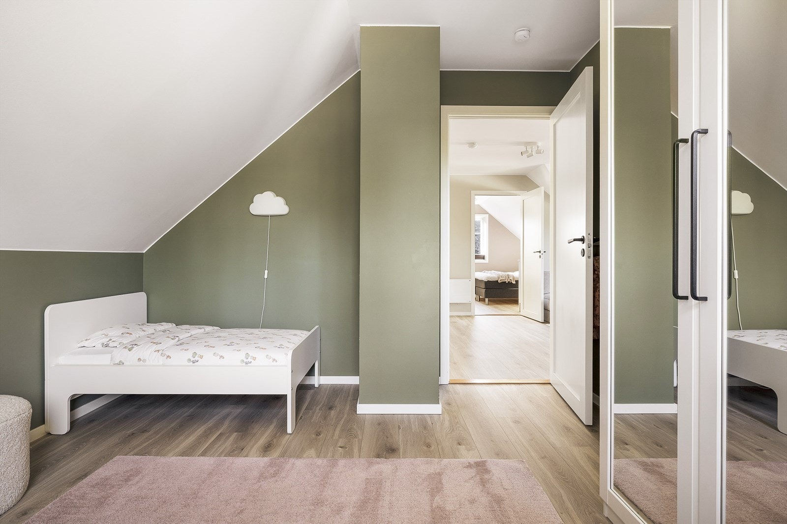 Plass til seng, garderobeskap og/eller annet soveroms møblement. Galleribilde