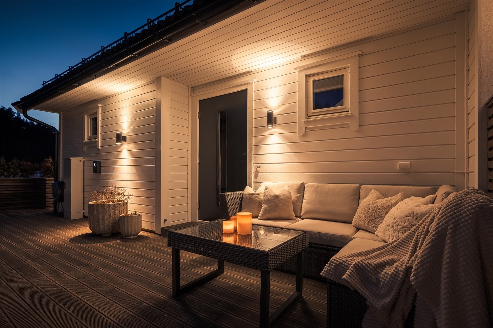 Det er biloppstillingsplass til flere biler på egen eiendom. Galleribilde