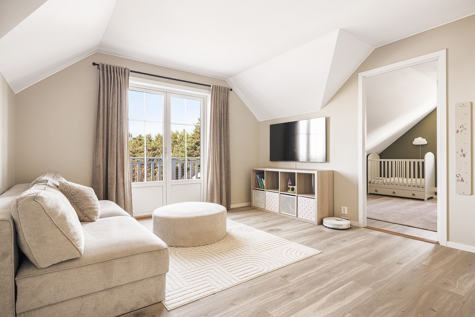 Laminat på gulv,
malt platekledning på vegger og i himling. Galleribilde