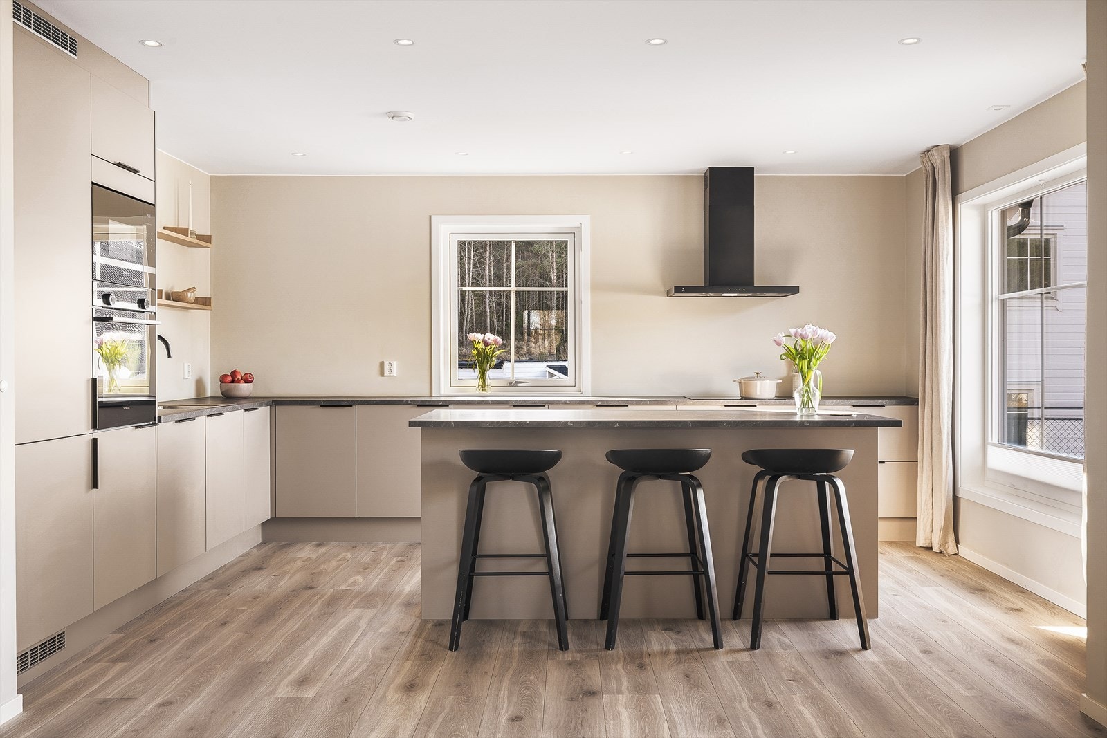 Fra stue/kjøkken er det utgang til den nordvendte terrassen på 104m². Galleribilde