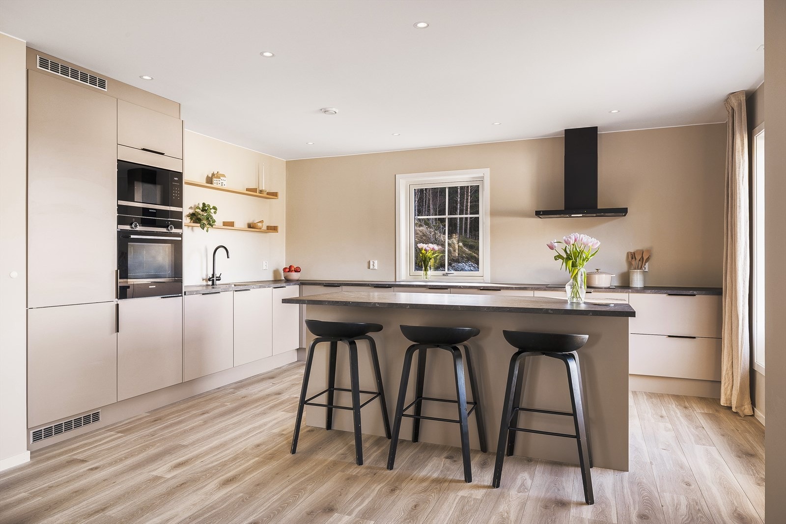 Kjøkkenøy med strøm og integrert mikro ble satt inn i 2022. Galleribilde