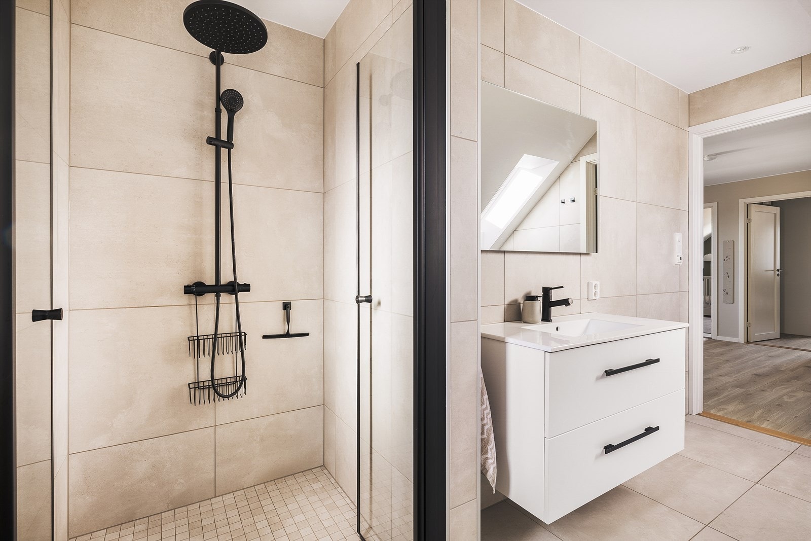 Badet inneholder: Servant med møblement/speil,
belysning, vegghengt toalett, dusjgarnityr,
dusjdører/dusjvegg og badekar. Galleribilde