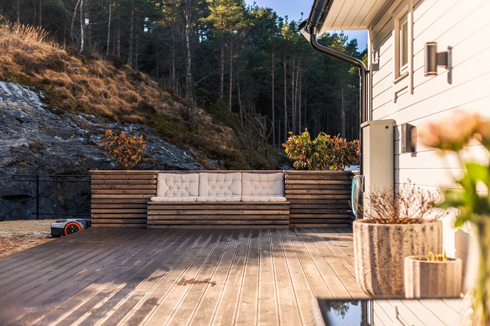 Uteplass ved inngangsparti. Galleribilde