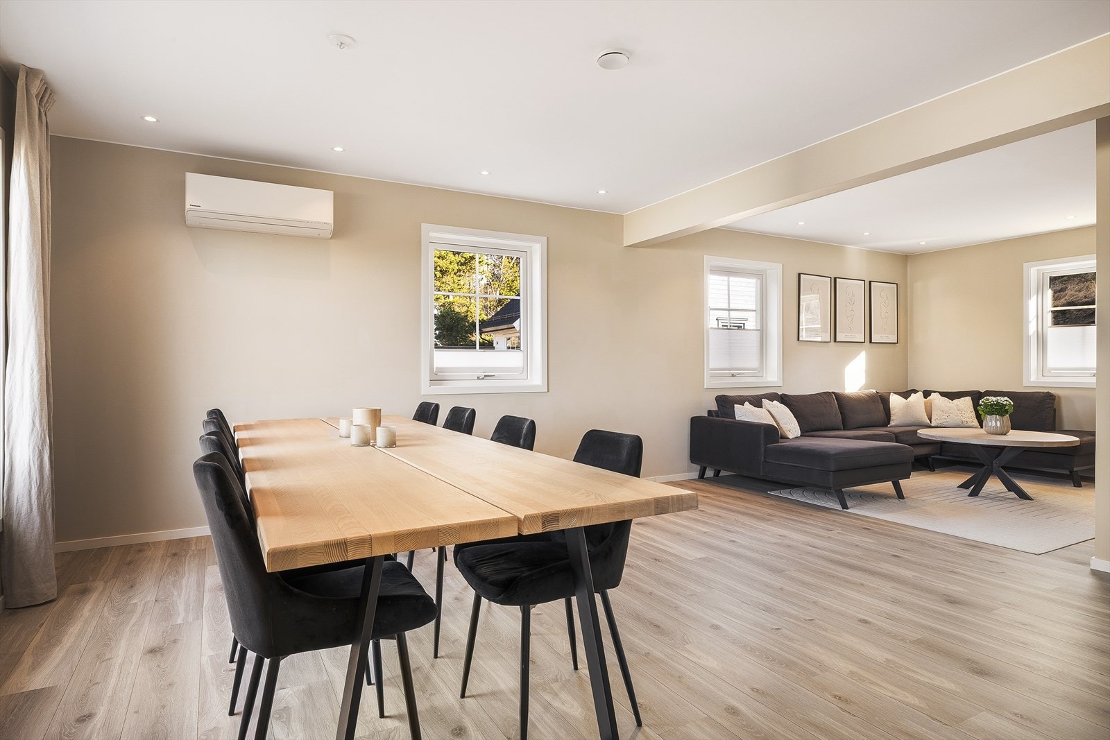 Lys og romslig stue med åpen løsning mot kjøkken. Galleribilde