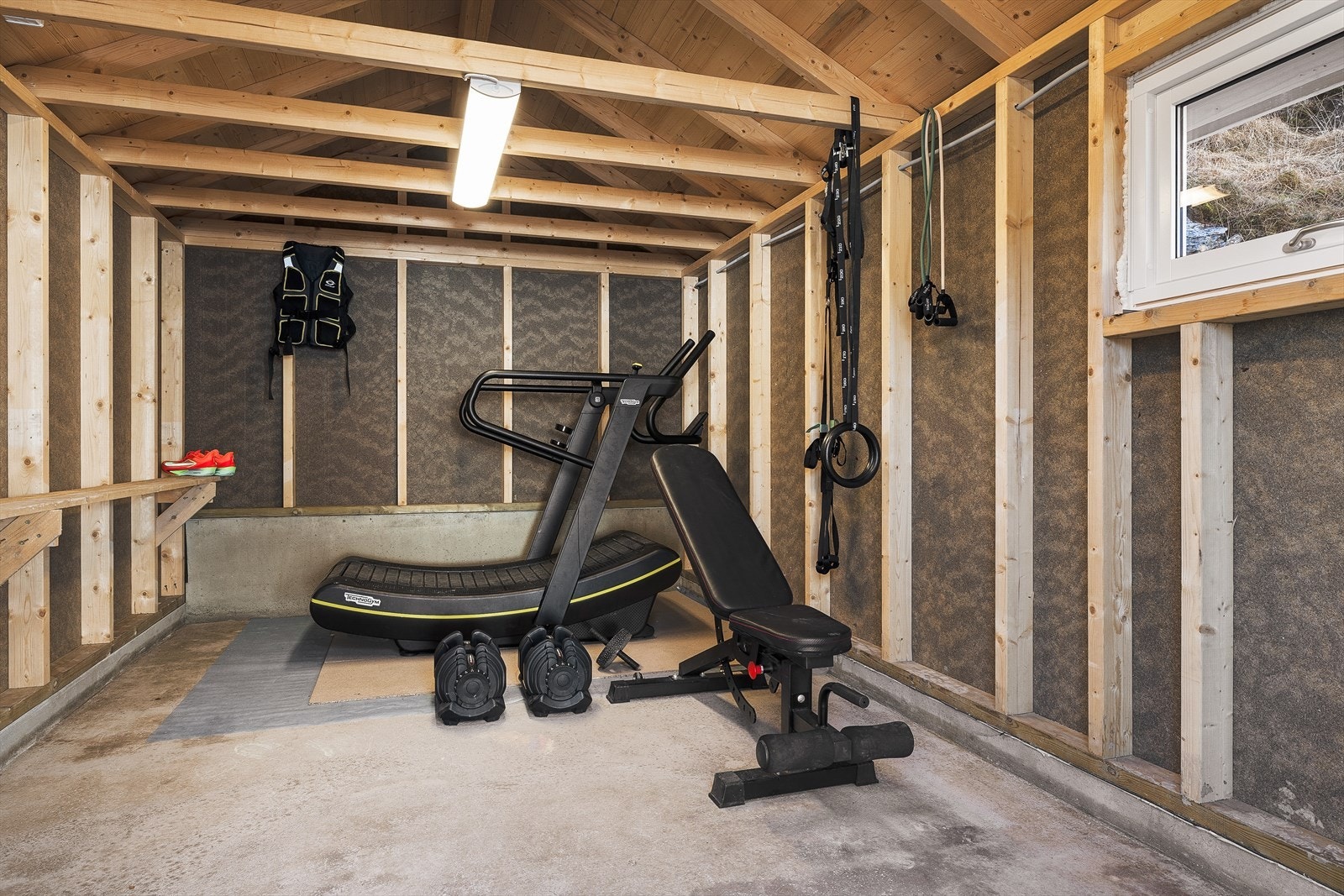 Utvendig bod er her innredet som treningsrom. Men kan og være en super plass å vinterlagre hagemøbler/ hageputer, hageredskaper etc. Galleribilde