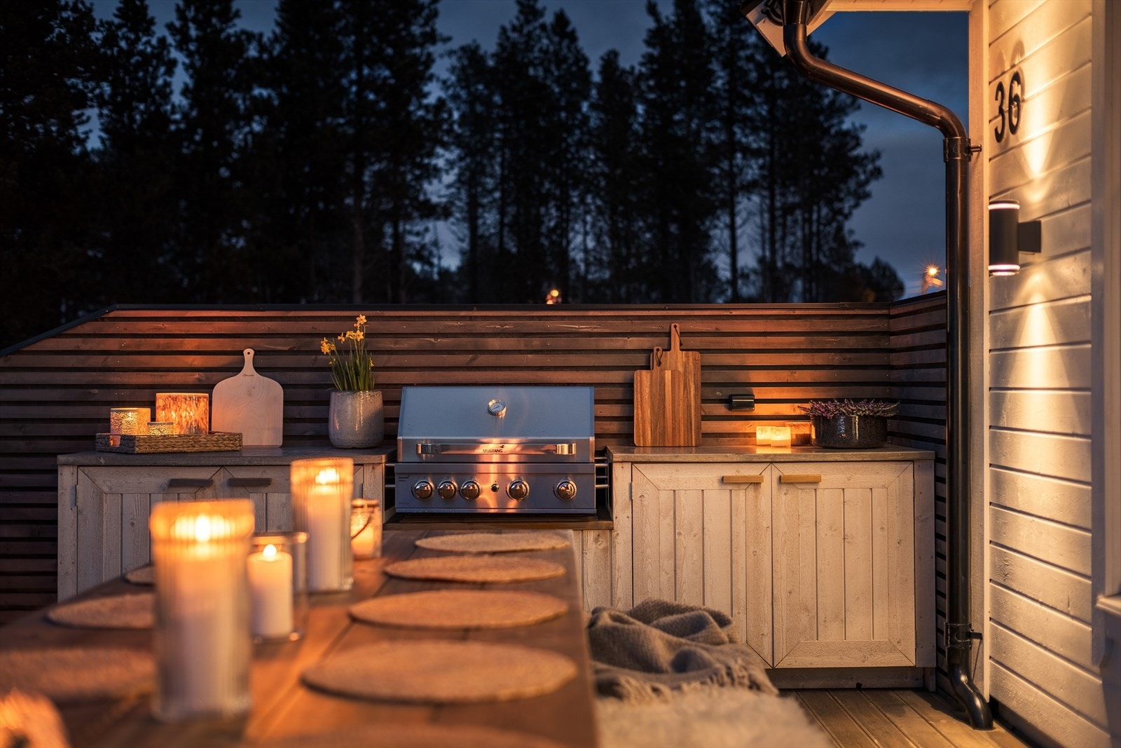 Sjarmerende og lun uteplass med praktisk utekjøkken for deilige sommerdager. Galleribilde