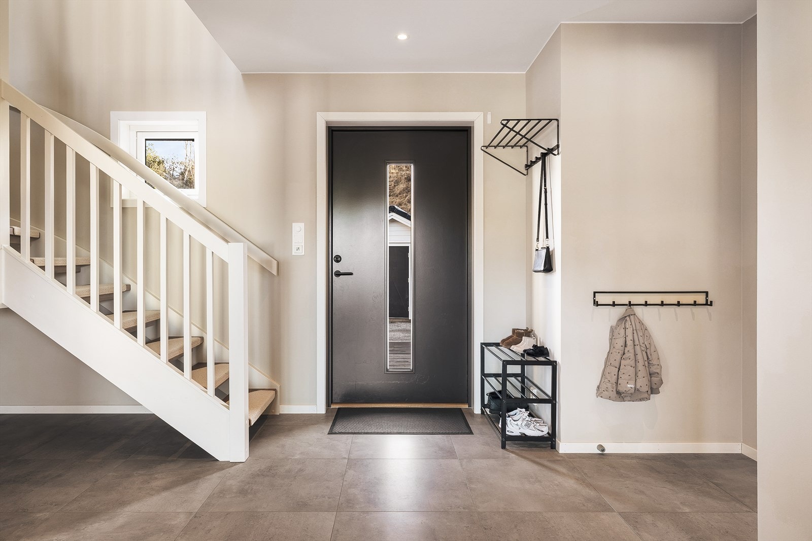 Entrè/gang på 16,8m² med god plass til å henge fra seg yttertøy og sette fra seg sko. Galleribilde