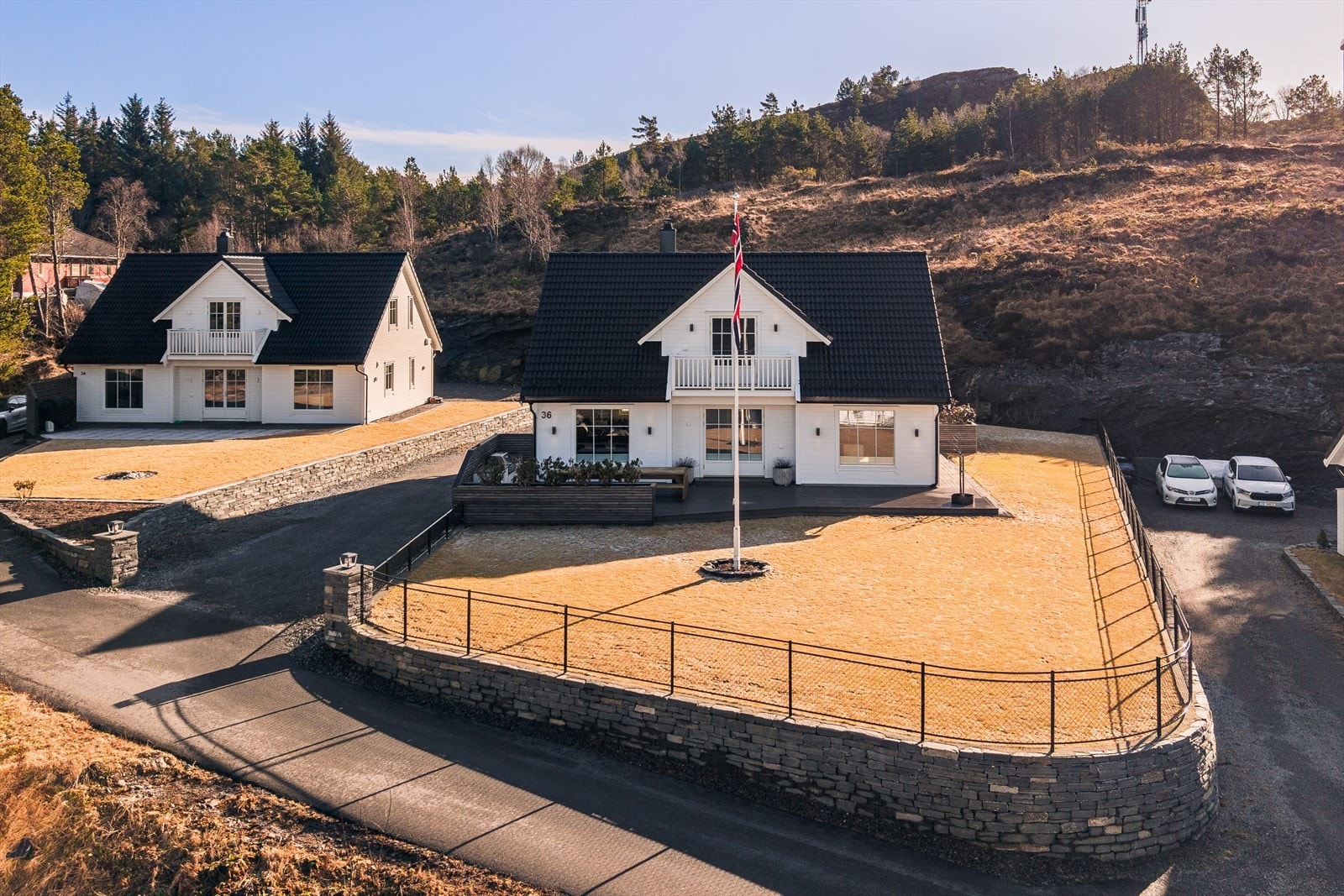 Koselig nærområde med flere like boliger. Galleribilde