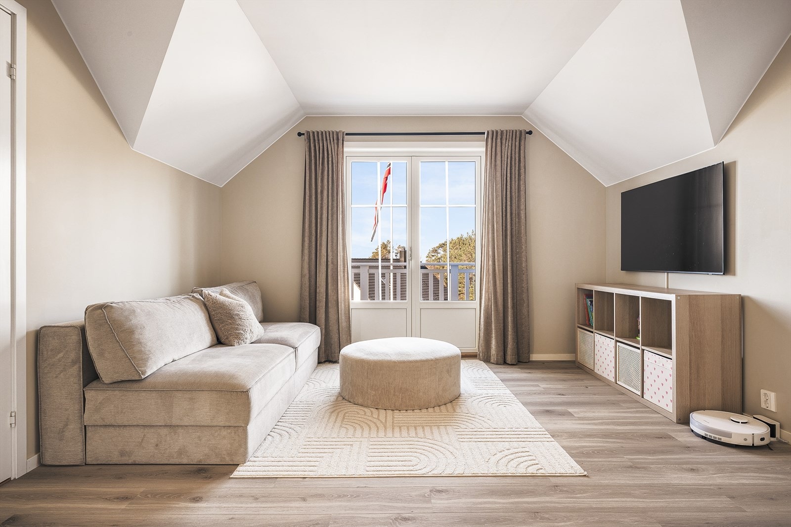 Hvit trapp med åpne trinn leder opp til 2. etasje. Her åpenbarer det seg en koselig loftstue med utgang til en herlig altan på 3,8m². Galleribilde