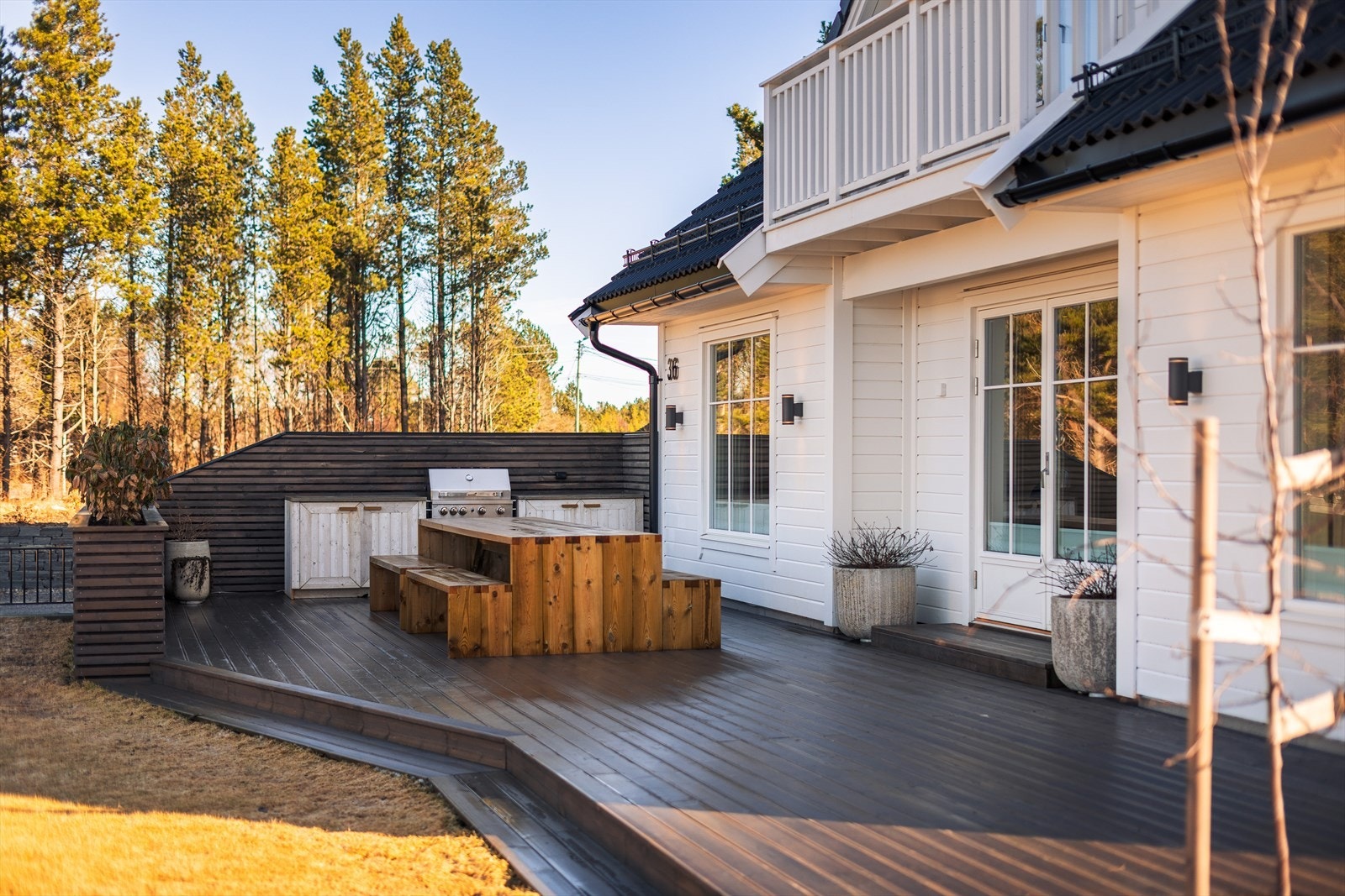 Solskjerming på nesten alle vinduer inne (plissegardiner) Galleribilde