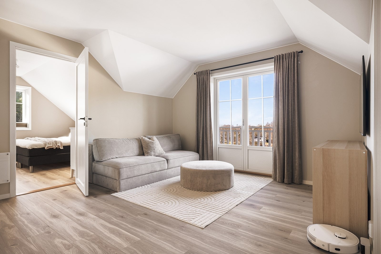 Plass til sofa og TV-benk. Galleribilde