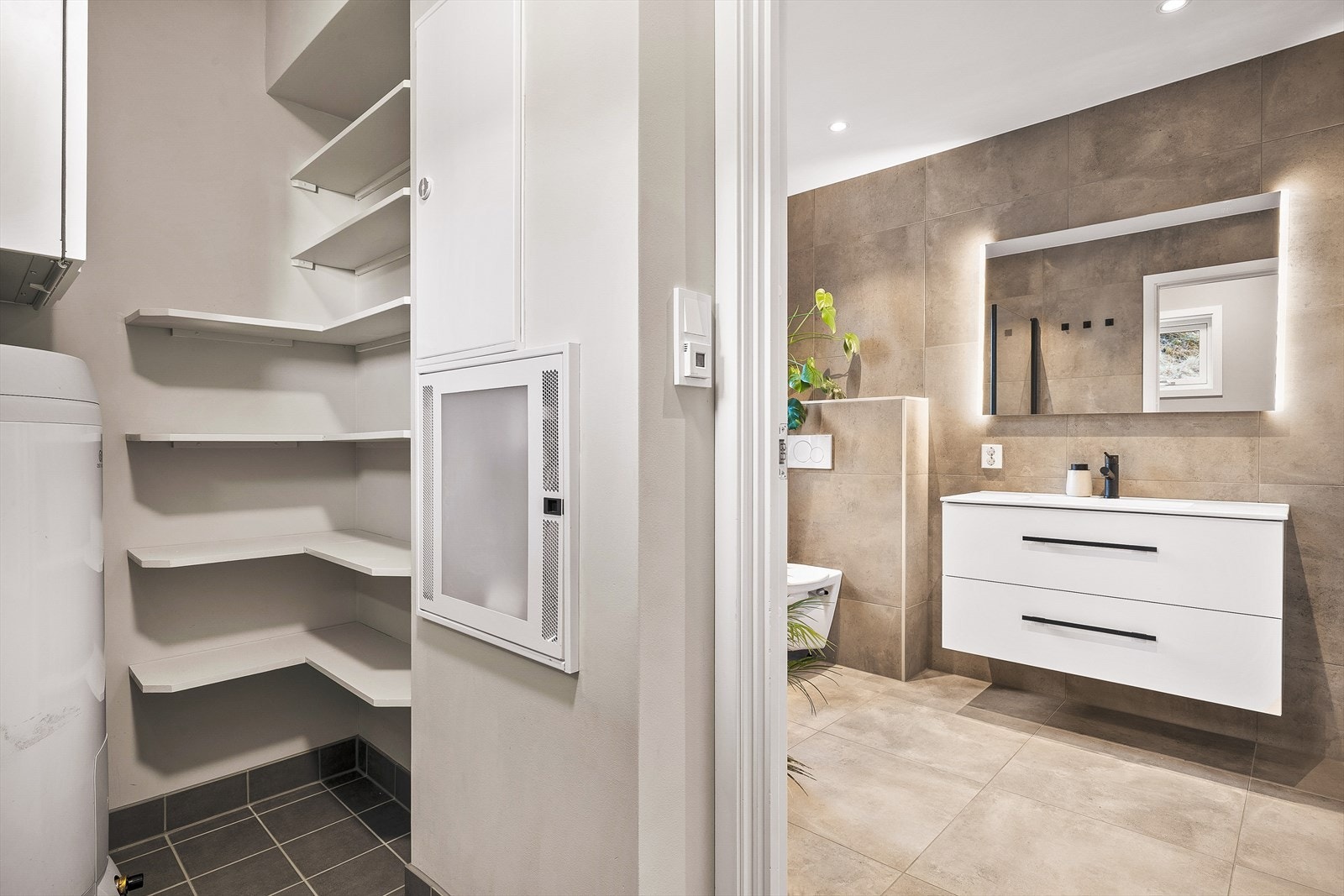 Fra badet er det videre inngang til vaskerom. Her er varmtvannsvereder plassert. Galleribilde