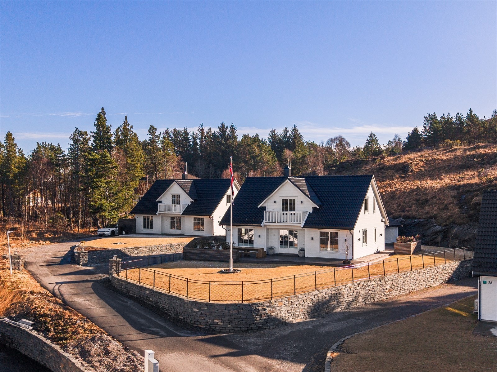 Tomten er foruten eiendommens bygningsmasse opparbeidet med
murer/bed, grøntarealer, div. prydbusker/beplantning og terrassedekke. Galleribilde