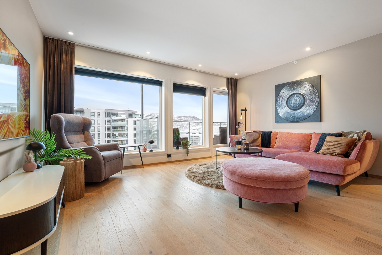 Godt lysinnslipp gjennom store vindusflater Galleribilde