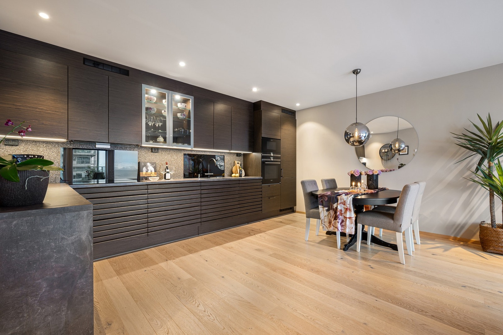 Godt utstyrt kjøkken med rikelig skap- og benkeplass Galleribilde