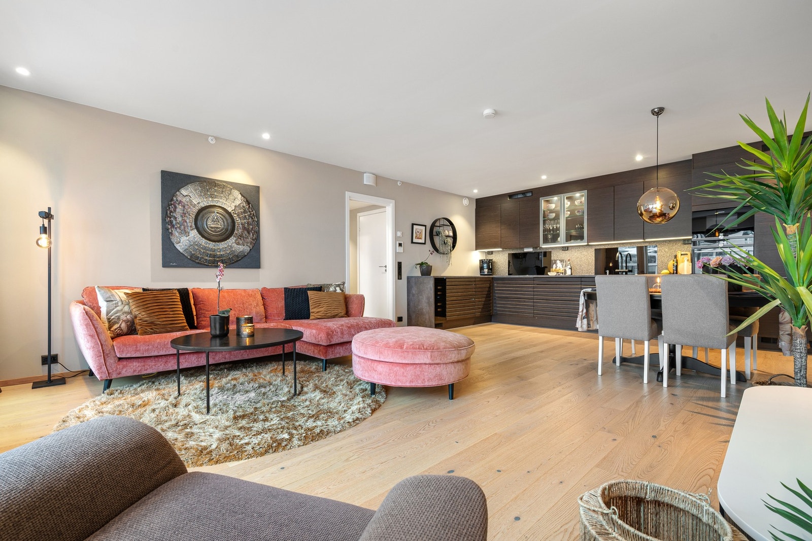 Åpen løsning mellom stue og kjøkken er både arealeffektivt og sosialt Galleribilde