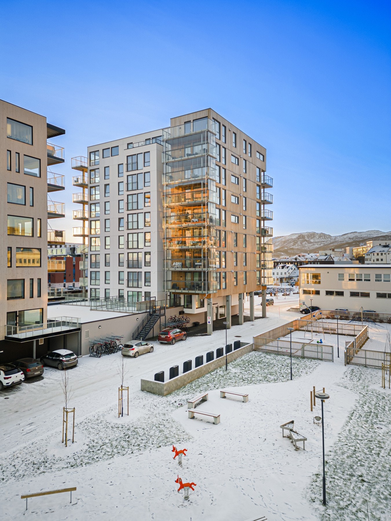 Fellesområdene er pent opparbeidet med lekeplasser, sittebenker, sykkelstativ med mer Galleribilde