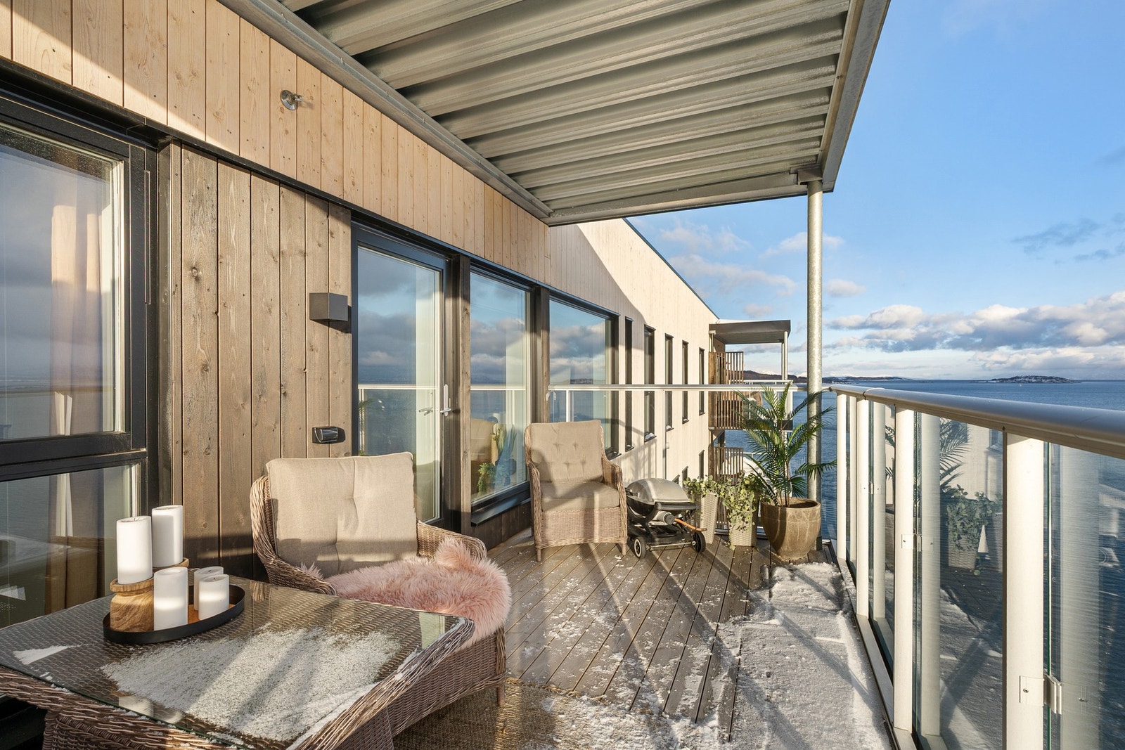 Leiligheten har en stor, solrik balkong med strålende utsikt over Vågsfjorden Galleribilde