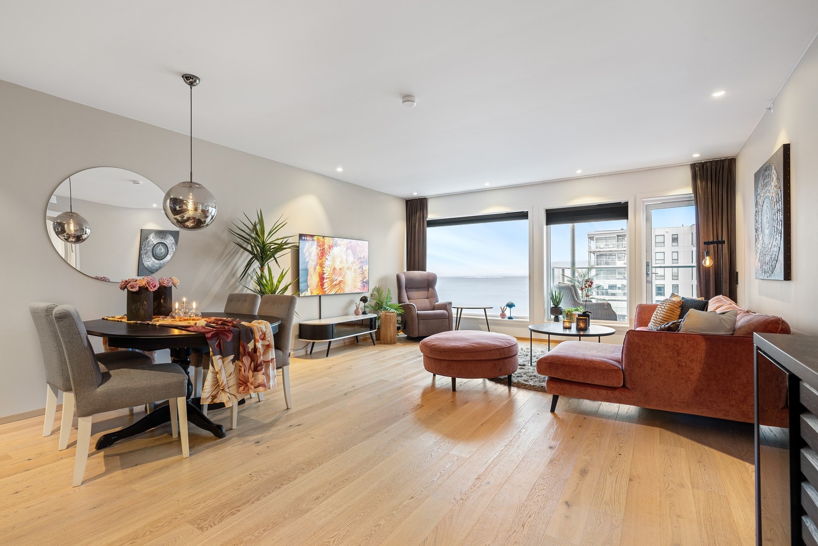 Velkommen inn! Bygd i 2022 kan du flytte rett inn i en moderne bolig med høy standard - vannbåren gulvvarme, balansert ventilasjon og pene, tidløse overflater med parkettgulv Galleribilde